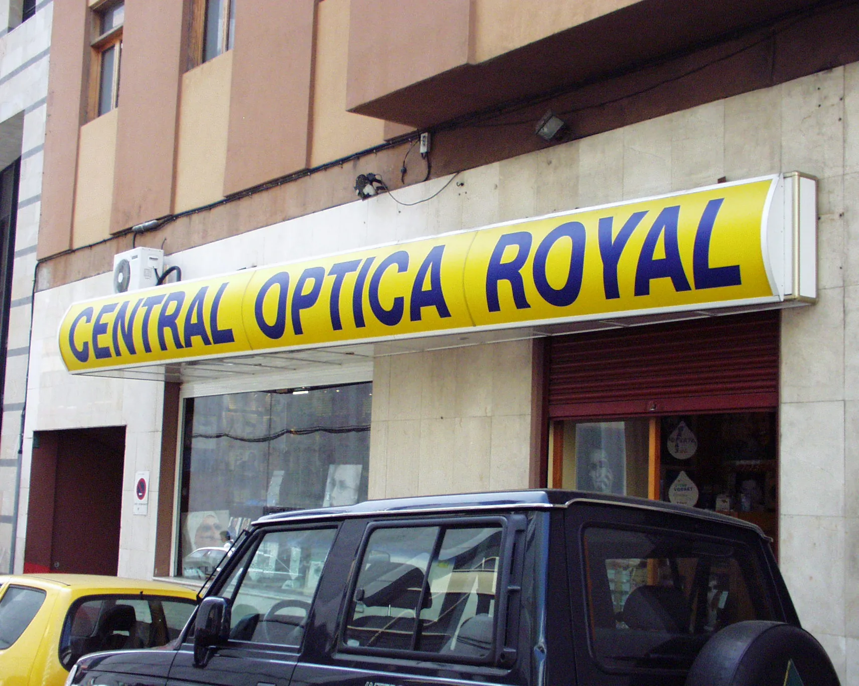 Caja de luz para fachada comercial