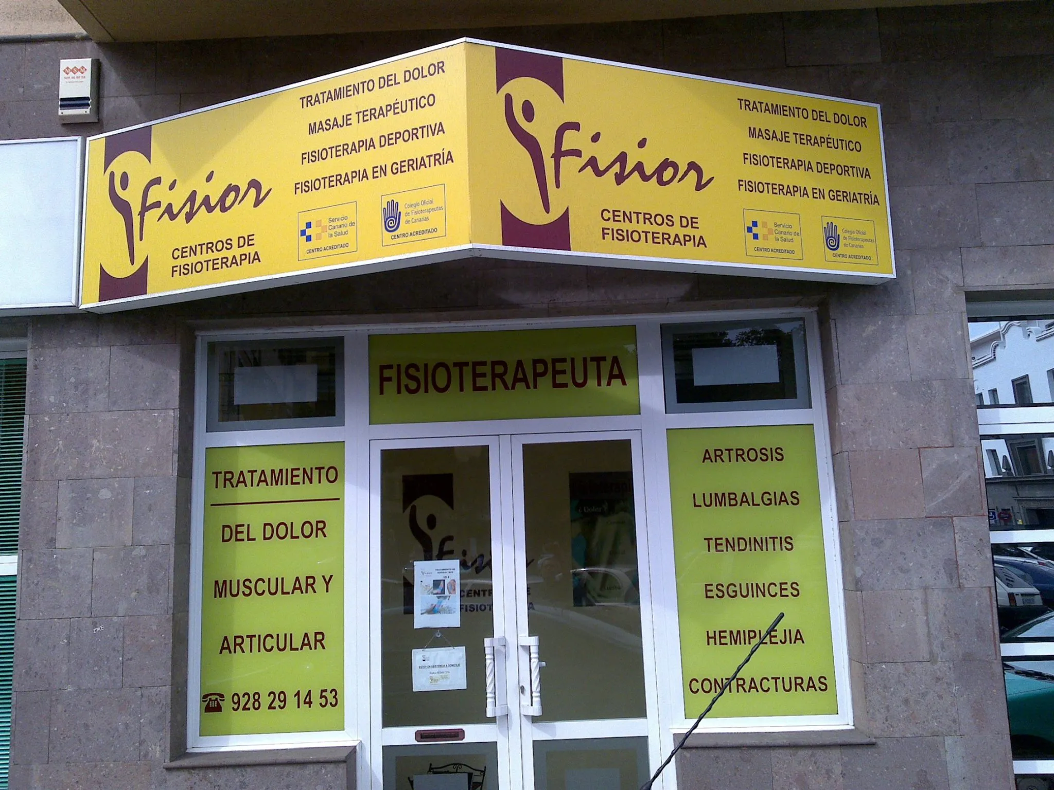 Luminoso instalado en local