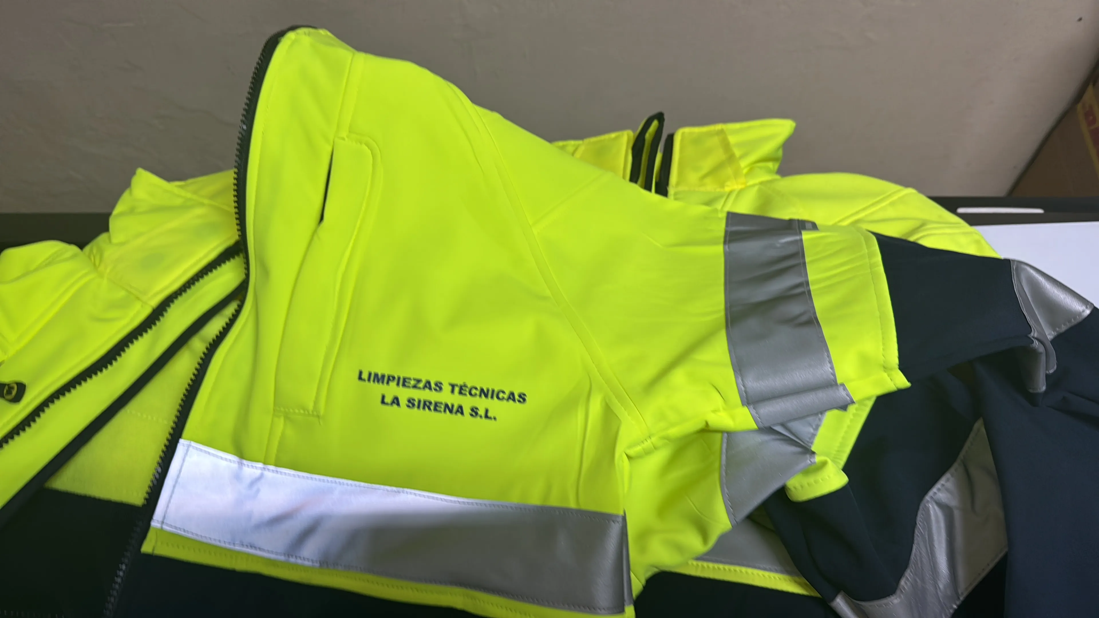 Prenda con imagen de marca
