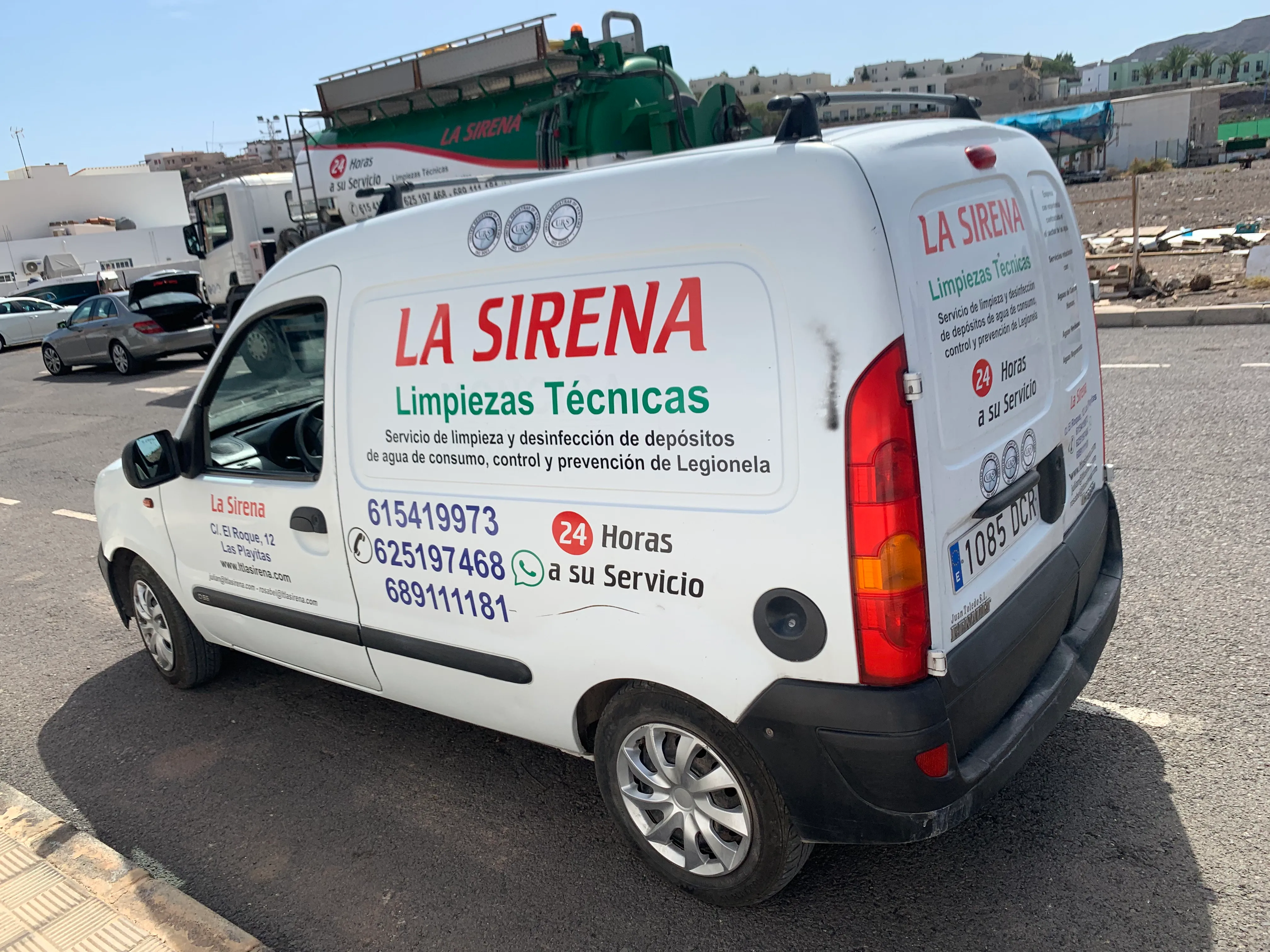 Vehículo de empresa con imagen corporativa